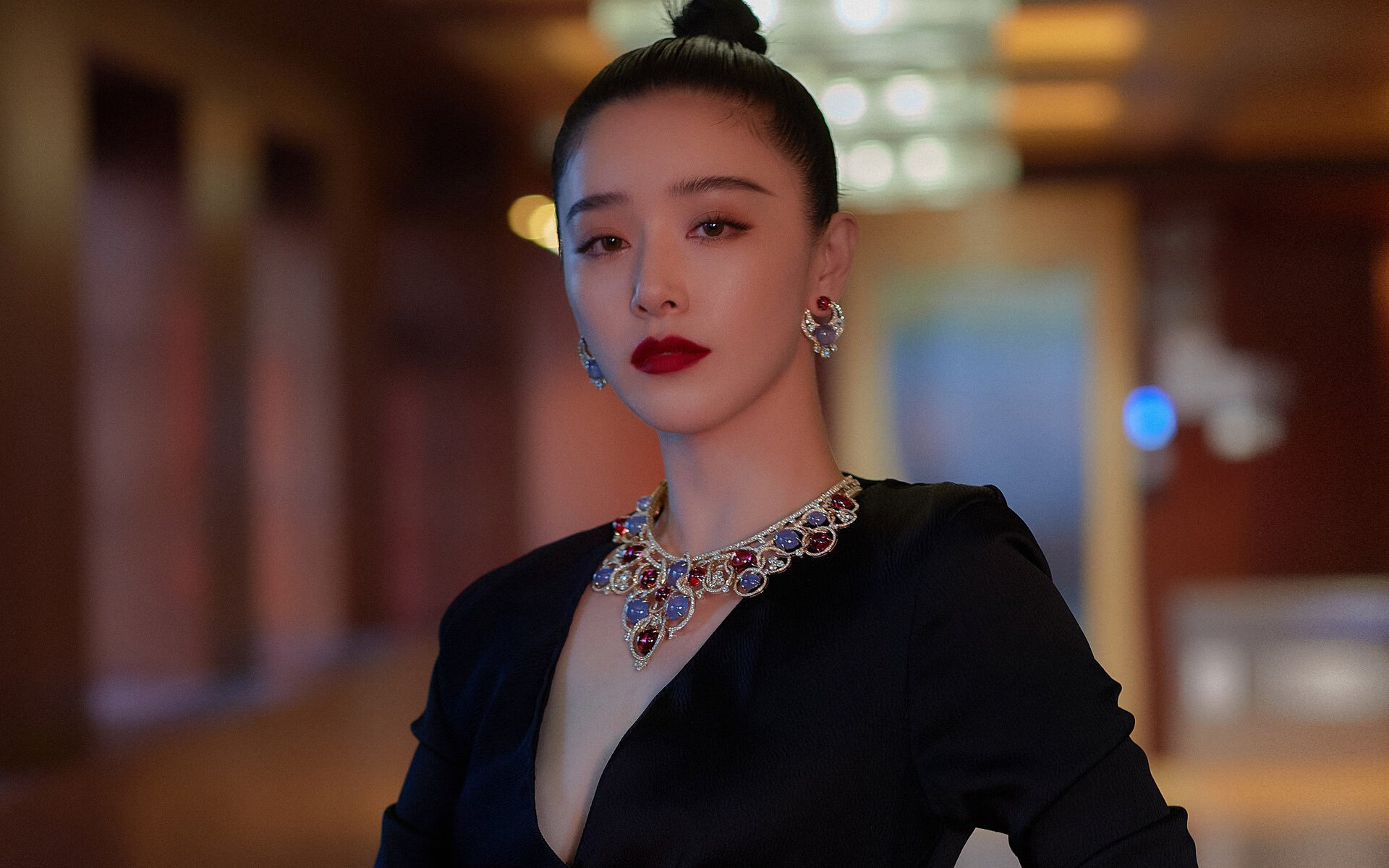 比利时举重选手在女子55公斤级比赛中获得第七名，比利时举重少女