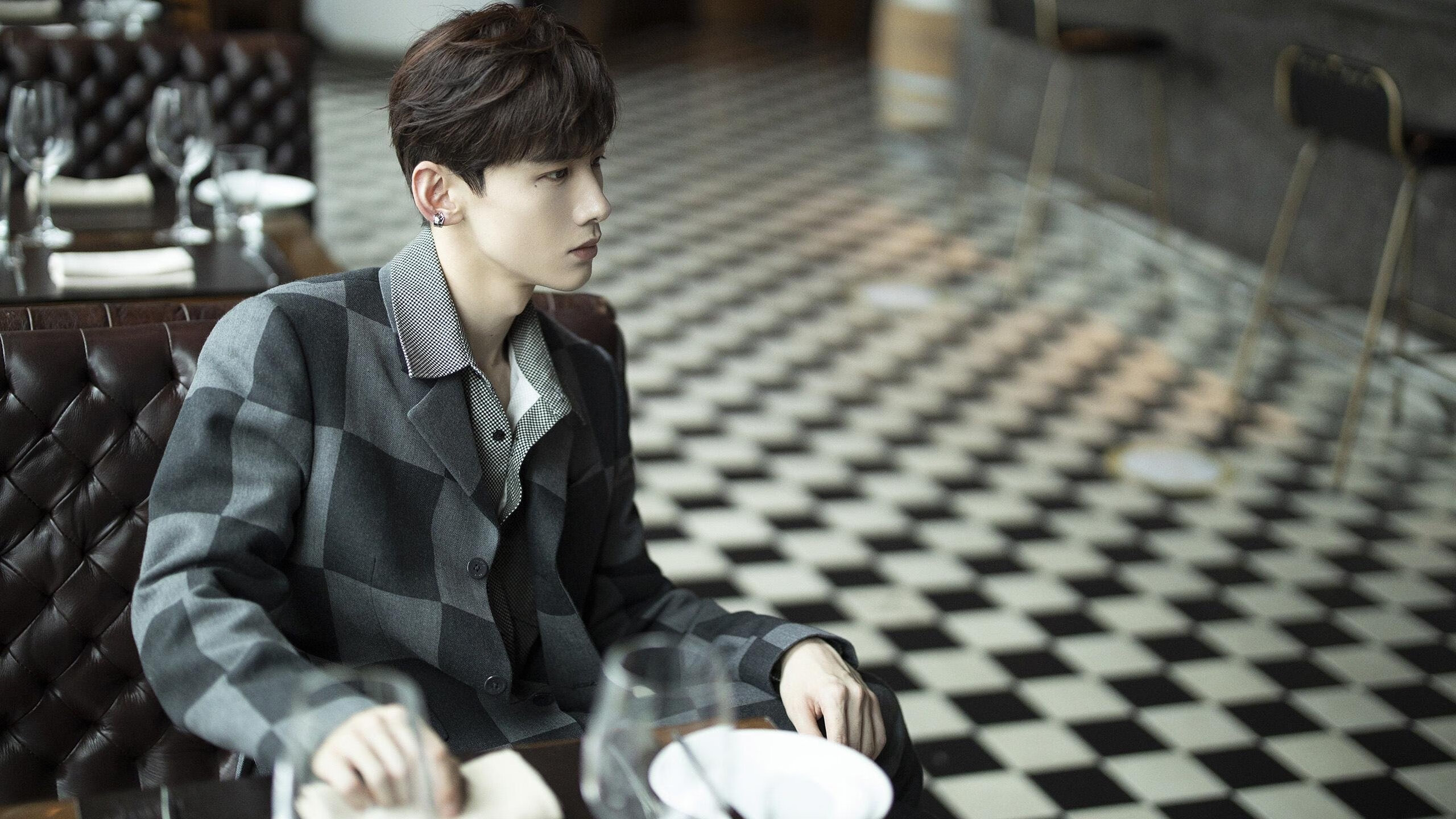 “东安湖赛场:跑酷选手翻越障碍,极限动作震撼全场”